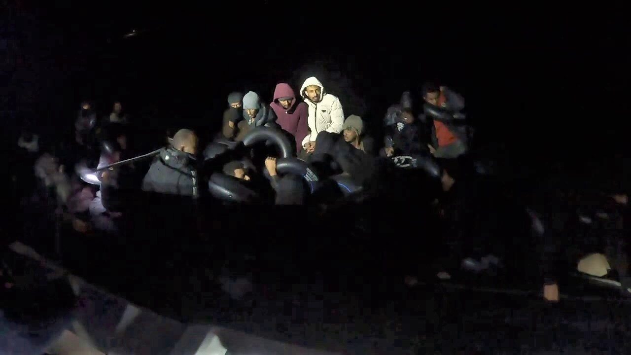 İZMİR (AA) – İzmir'in Karaburun ilçesi açıklarında 43 düzensiz göçmen