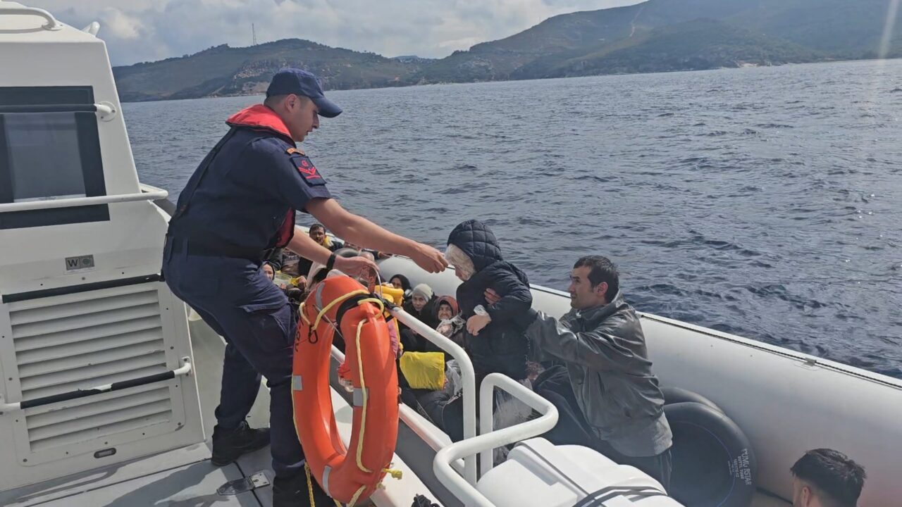 İZMİR (AA) – İzmir'in Çeşme ve Seferihisar ilçeleri açıklarında 75