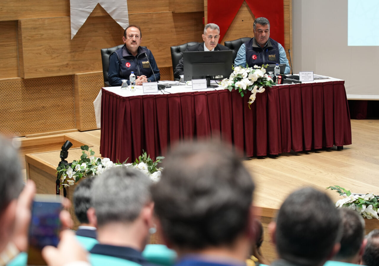 - AFAD Başkanı Ali Hamza Pehlivan:
- "(Kahramanmaraş merkezli deprem bölgesinde