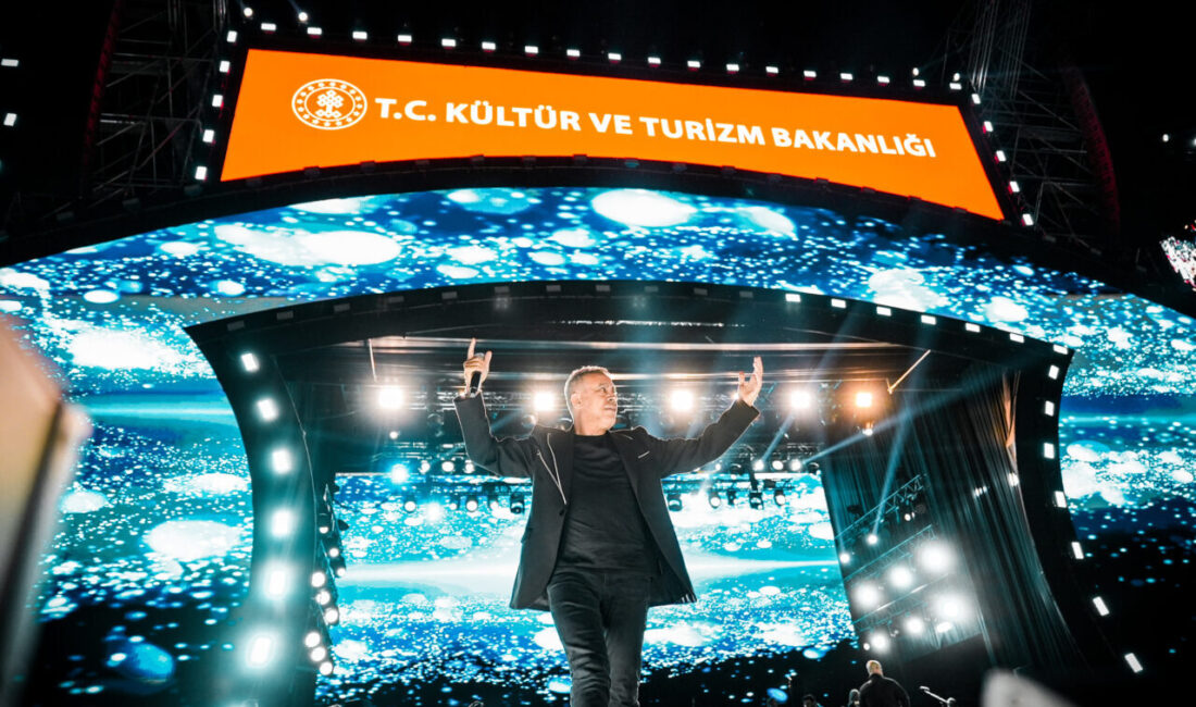 İZMİR (AA) – İzmir Kültür Yolu Festivali'nde, Cumhuriyet'in 102. yıl
