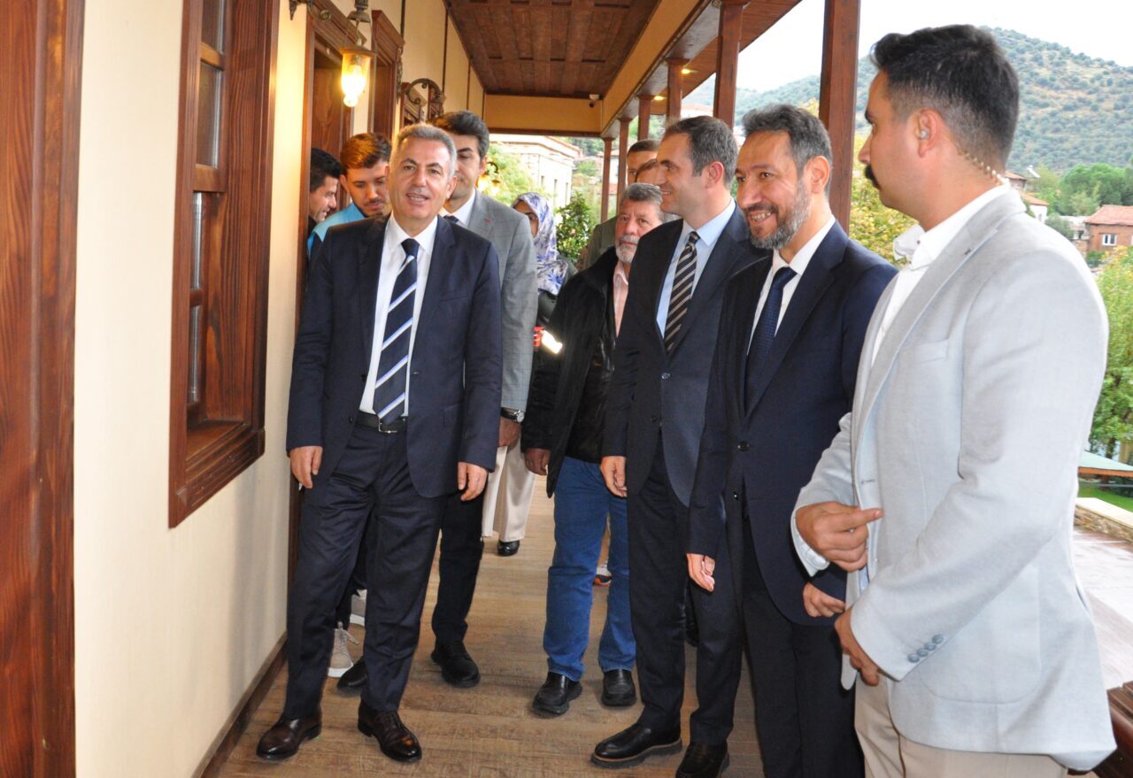 İZMİR (AA) – İzmir Valisi Süleyman Elban, Bayındır ilçesinde çeşitli