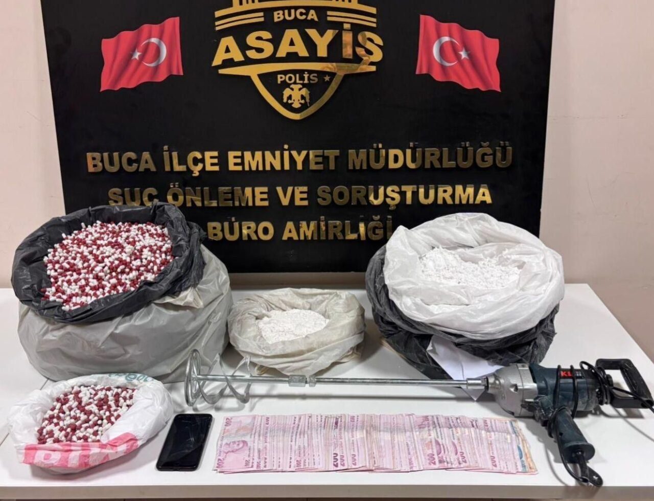 İZMİR (AA) – İzmir'in Buca ilçesinde düzenlenen operasyonda 10 kilogram