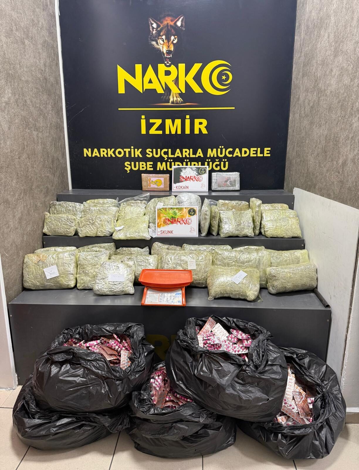 İZMİR (AA) – İzmir'in Konak ilçesinde düzenlenen uyuşturucu operasyonunda 28