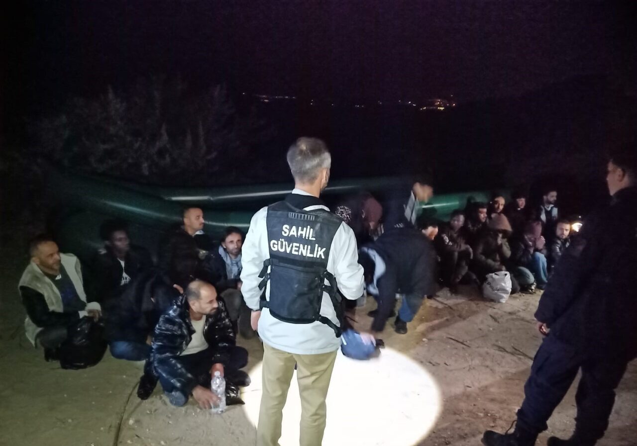 İZMİR (AA) – İzmir'in Karaburun ilçesi açıklarında 33 düzensiz göçmen
