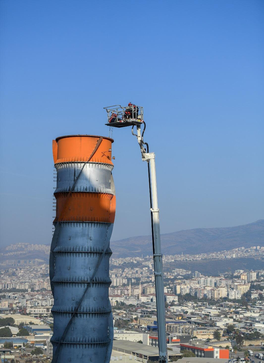 İZMİR (AA) – İzmir'in Bornova ilçesinde çimento fabrikasındaki 70 metrelik