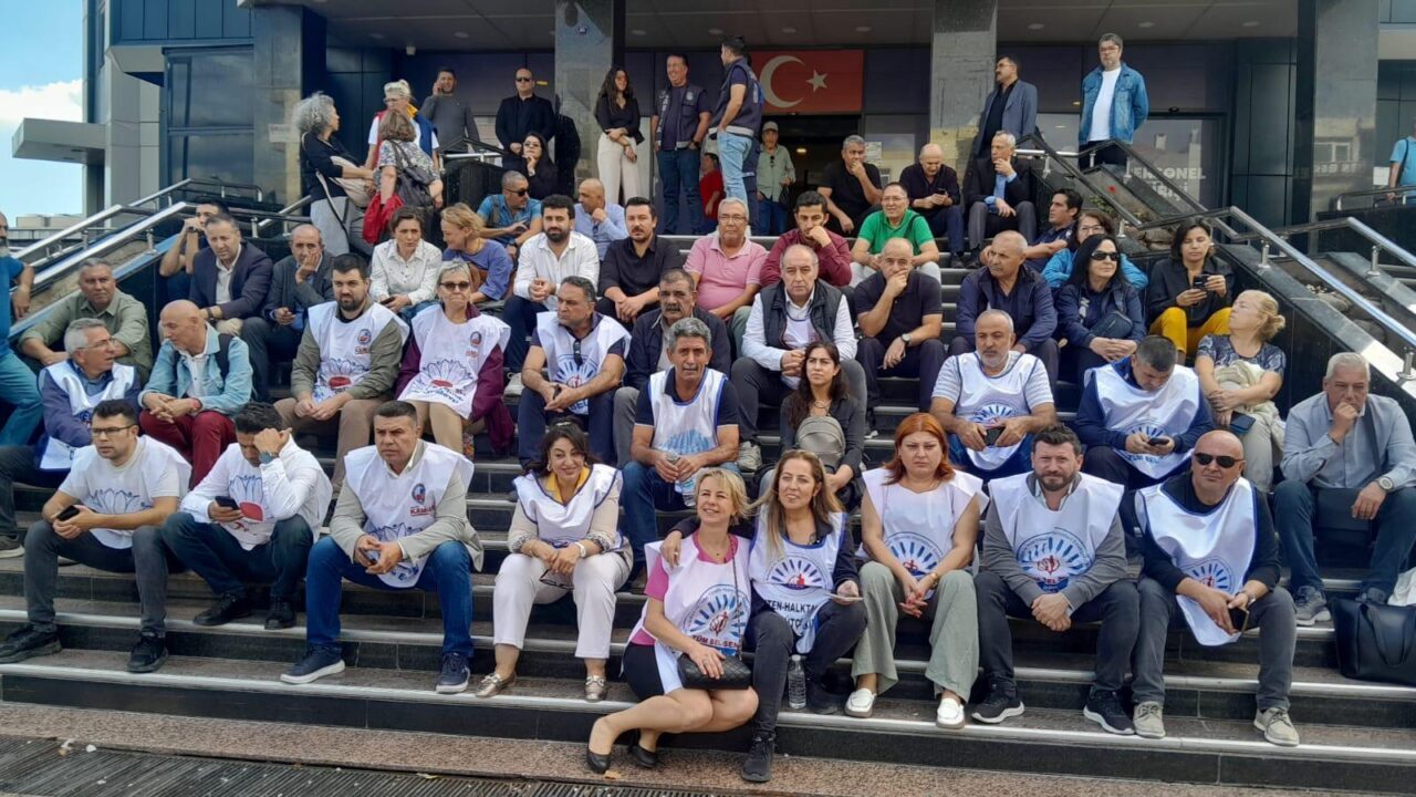 İZMİR (AA) – İzmir'de Buca Belediyesinde çalışan memurlar, 5 aydır