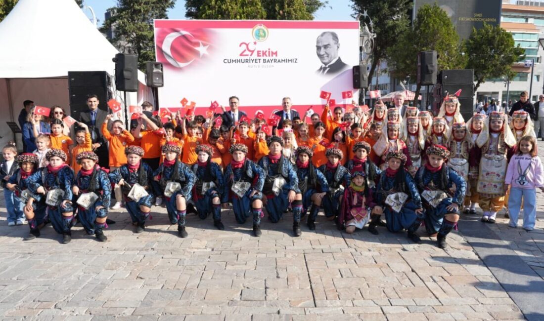 İZMİR (AA) – İzmir'de Cumhuriyetin 102. kuruluş yıl dönümü kutlamaları