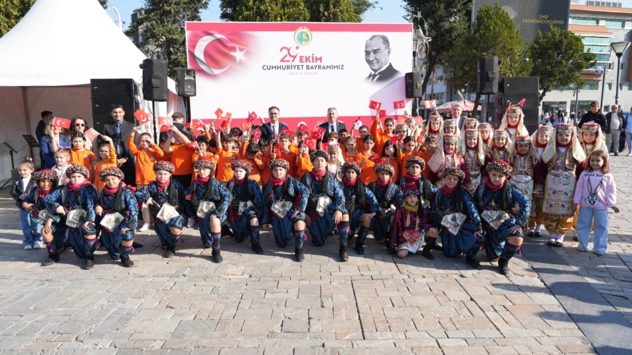 İZMİR (AA) – İzmir'de Cumhuriyetin 102. kuruluş yıl dönümü kutlamaları