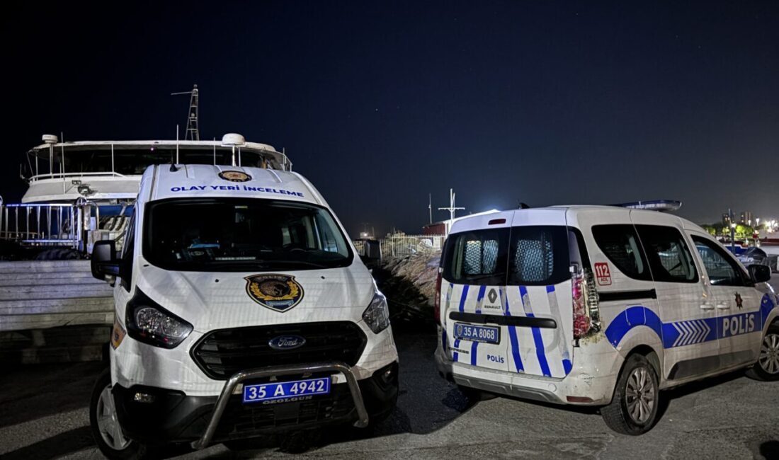 İZMİR (AA) – İzmir'in Karşıyaka ilçesinde denizde erkek cesedi bulundu.