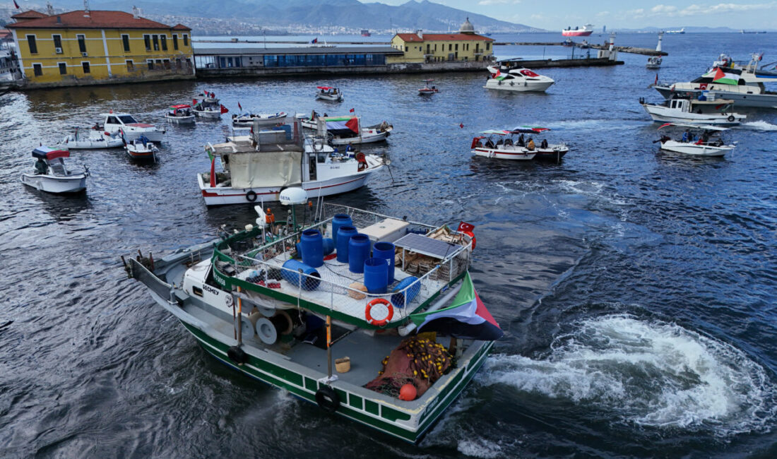 İZMİR (AA) – İzmir'de, Türk ve Filistin bayraklarıyla denize açılan
