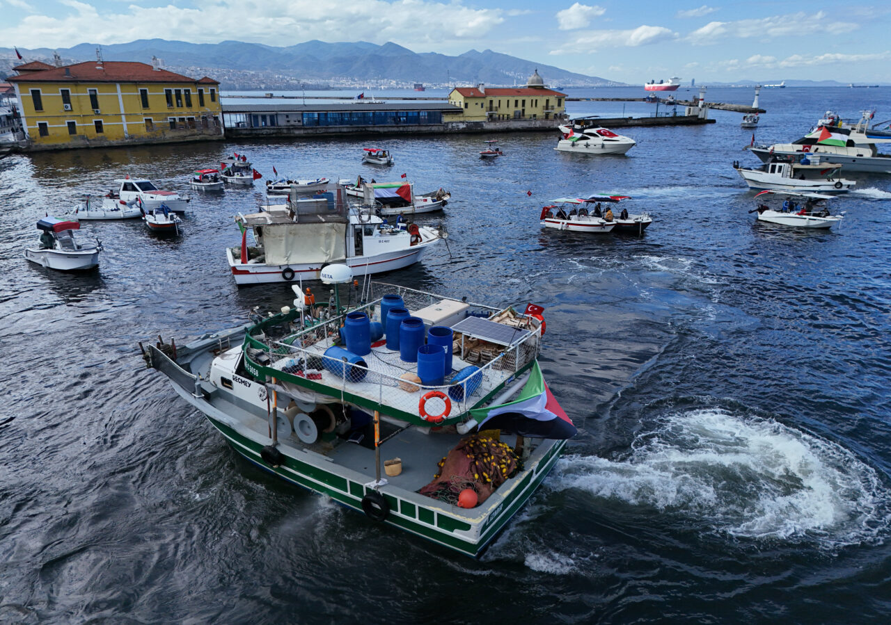 İZMİR (AA) – İzmir'de, Türk ve Filistin bayraklarıyla denize açılan