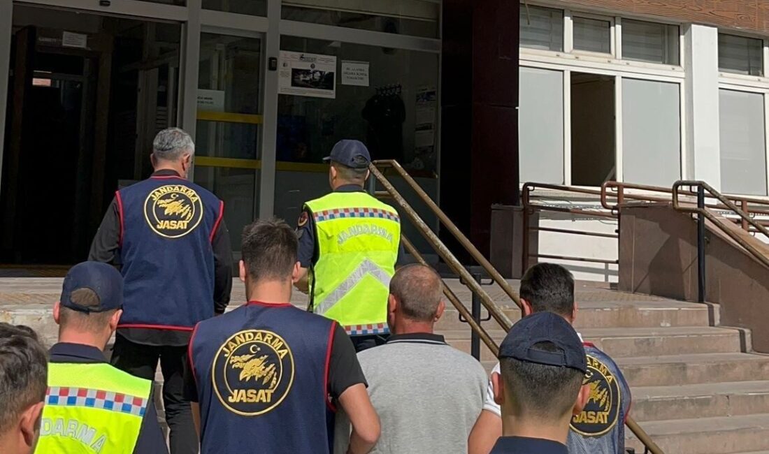 İZMİR (AA) – İzmir'in Kemalpaşa ilçesinde sahte kimlikle yakalanan ve