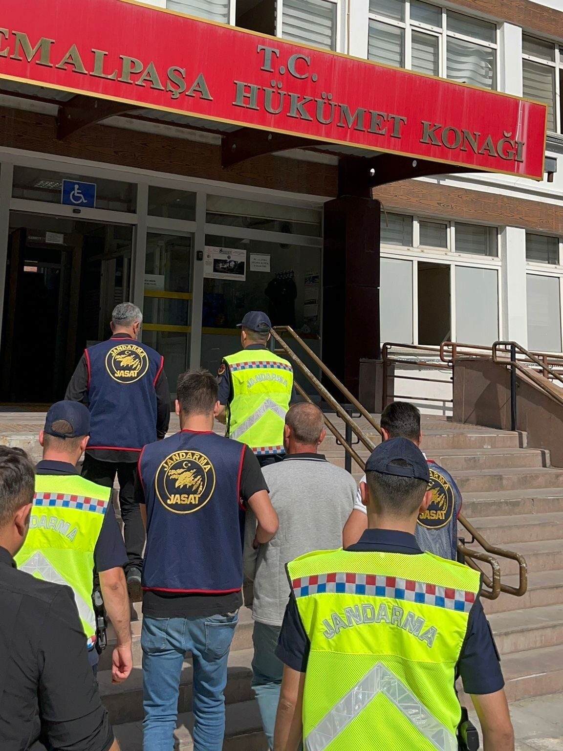 İZMİR (AA) – İzmir'in Kemalpaşa ilçesinde sahte kimlikle yakalanan ve