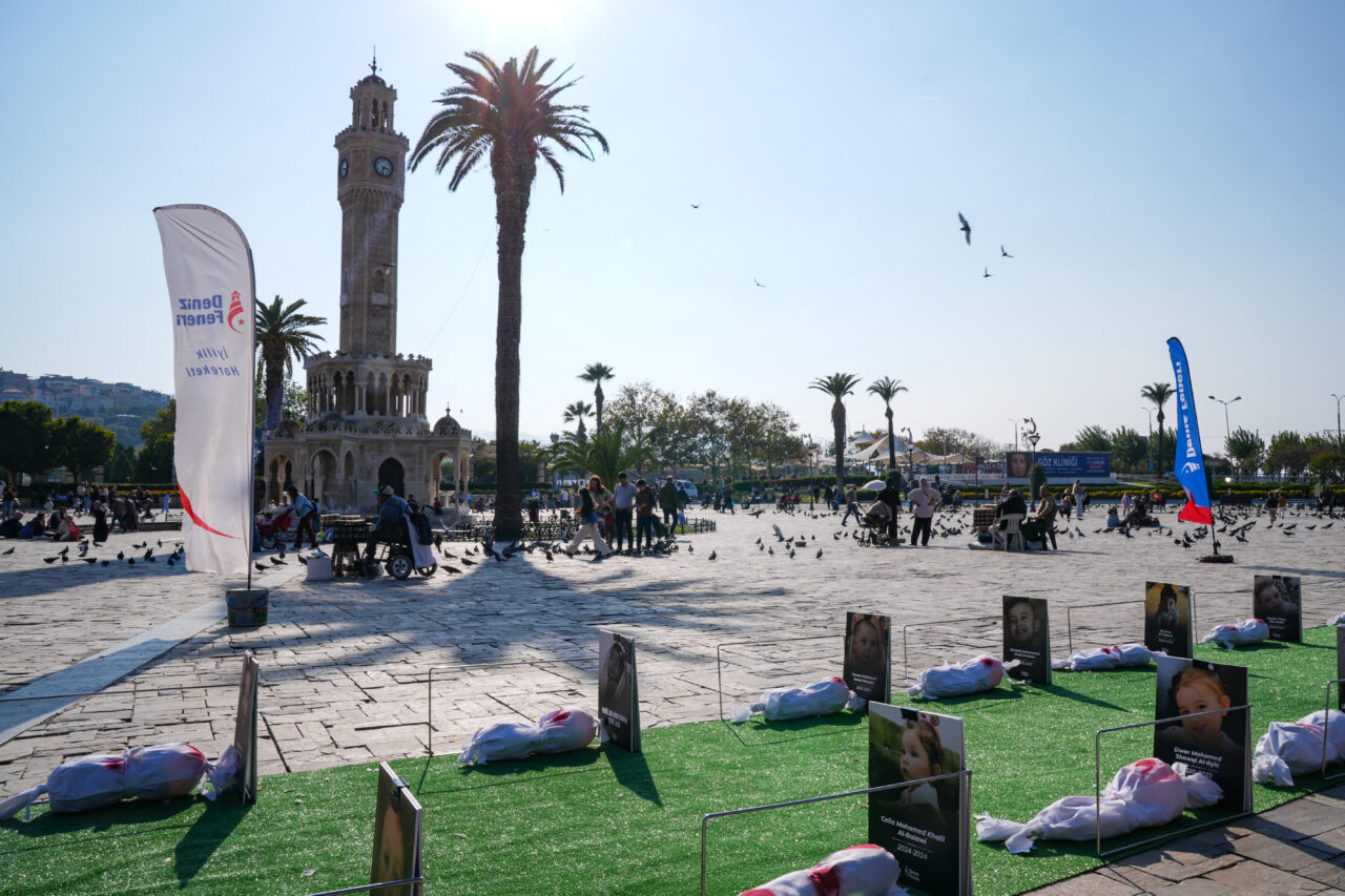 İZMİR (AA) – İzmir'de Deniz Feneri Derneğince Gazze'deki insanlık dramına