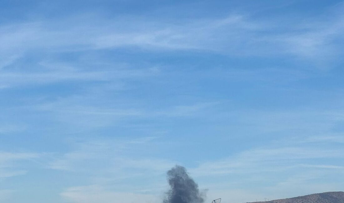 İZMİR (AA) – İzmir'in Karşıyaka ilçesinde inşaat atığı straforların tutuşmasıyla