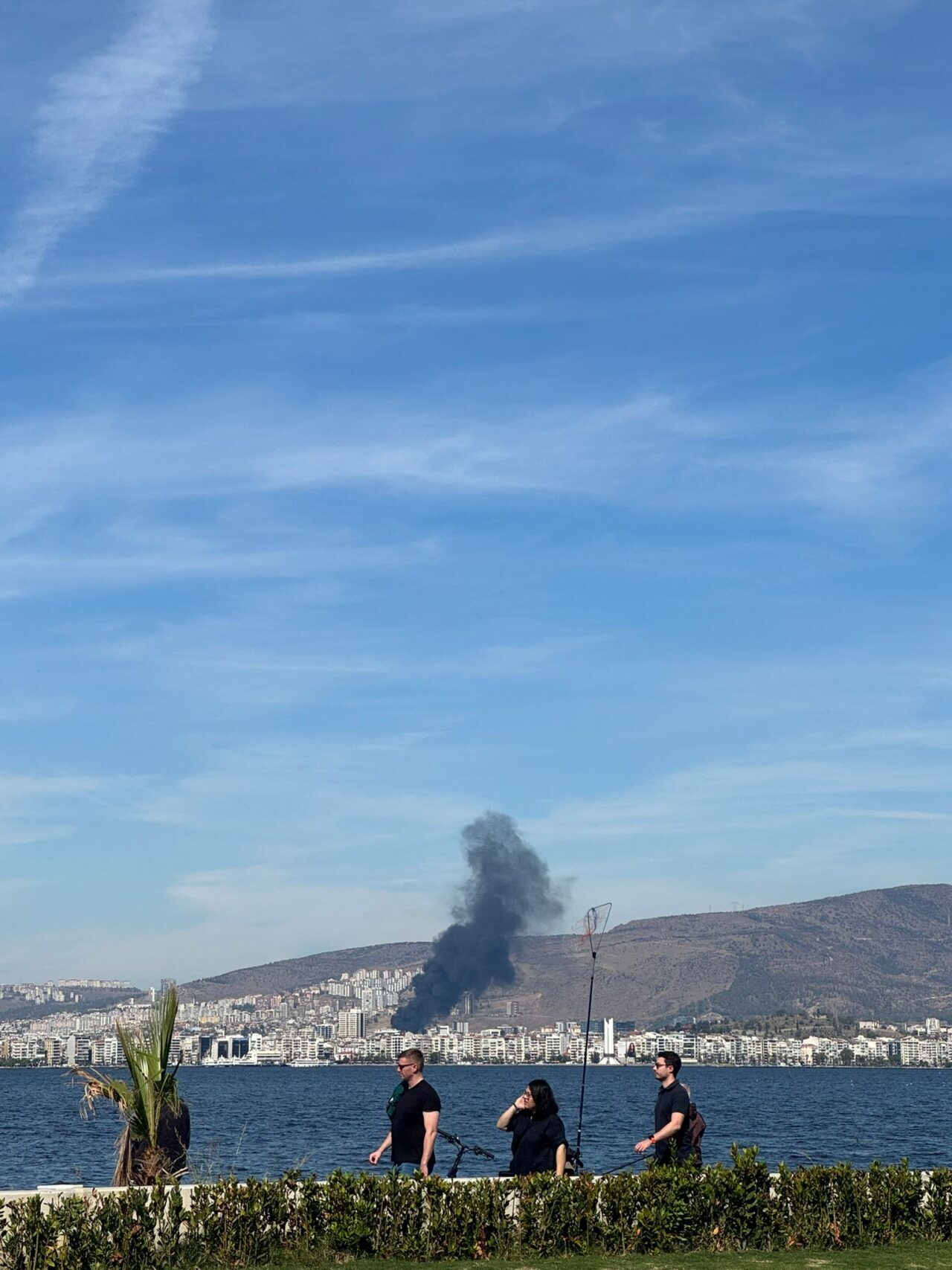 İZMİR (AA) – İzmir'in Karşıyaka ilçesinde inşaat atığı straforların tutuşmasıyla