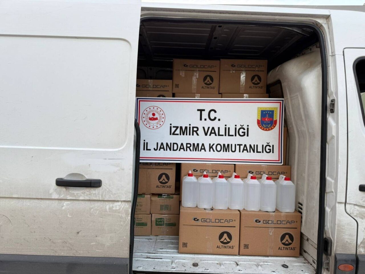 İZMİR (AA) – İzmir'in Karşıyaka ilçesinde düzenlenen kaçakçılık operasyonunda 1