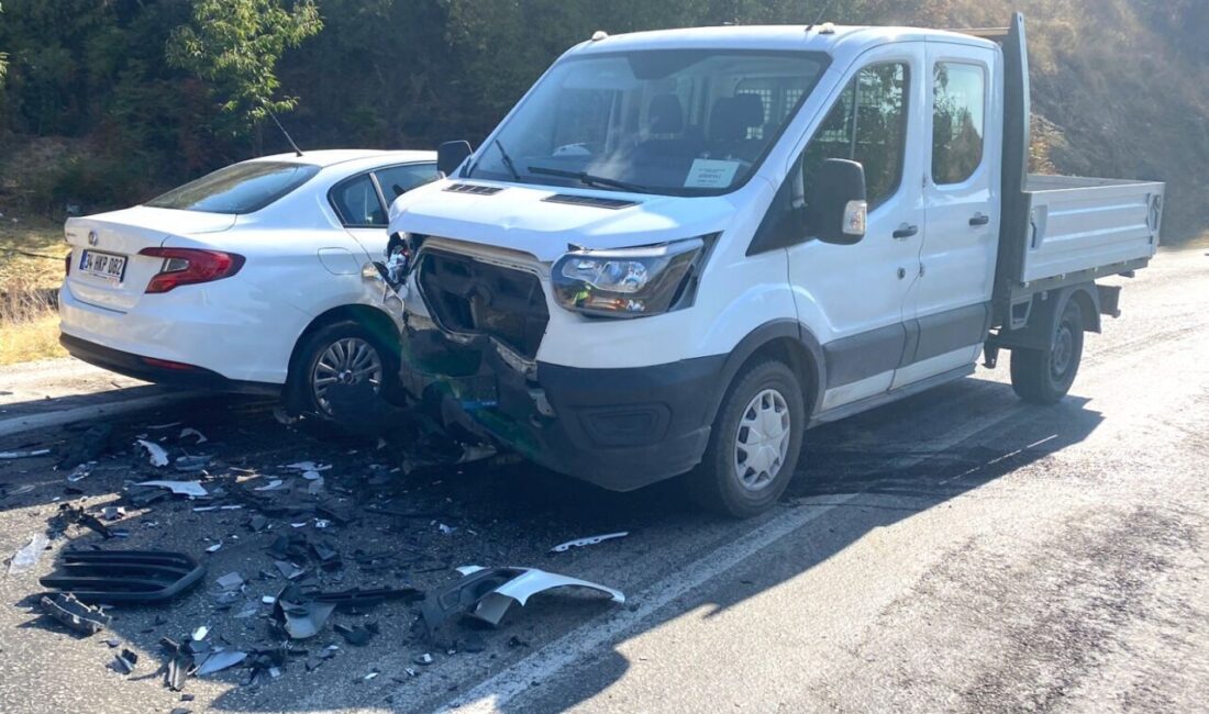 İZMİR (AA) – İzmir'in Ödemiş ilçesinde kamyonetle otomobilin çarpışması sonucu