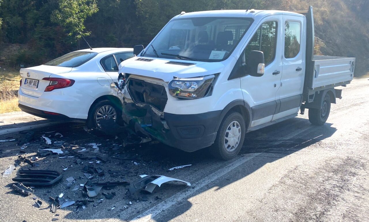 İZMİR (AA) – İzmir'in Ödemiş ilçesinde kamyonetle otomobilin çarpışması sonucu