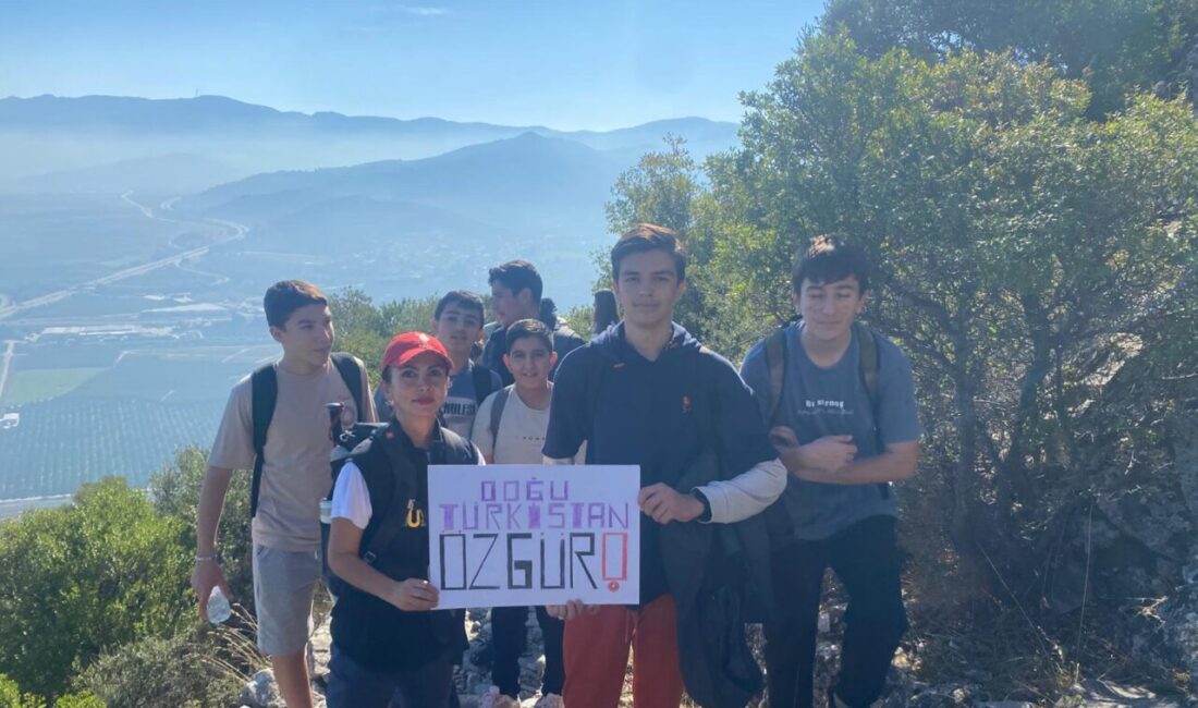 İZMİR (AA) – İzmir'de lise öğrencileri, Gazze ve Doğu Türkistan'da