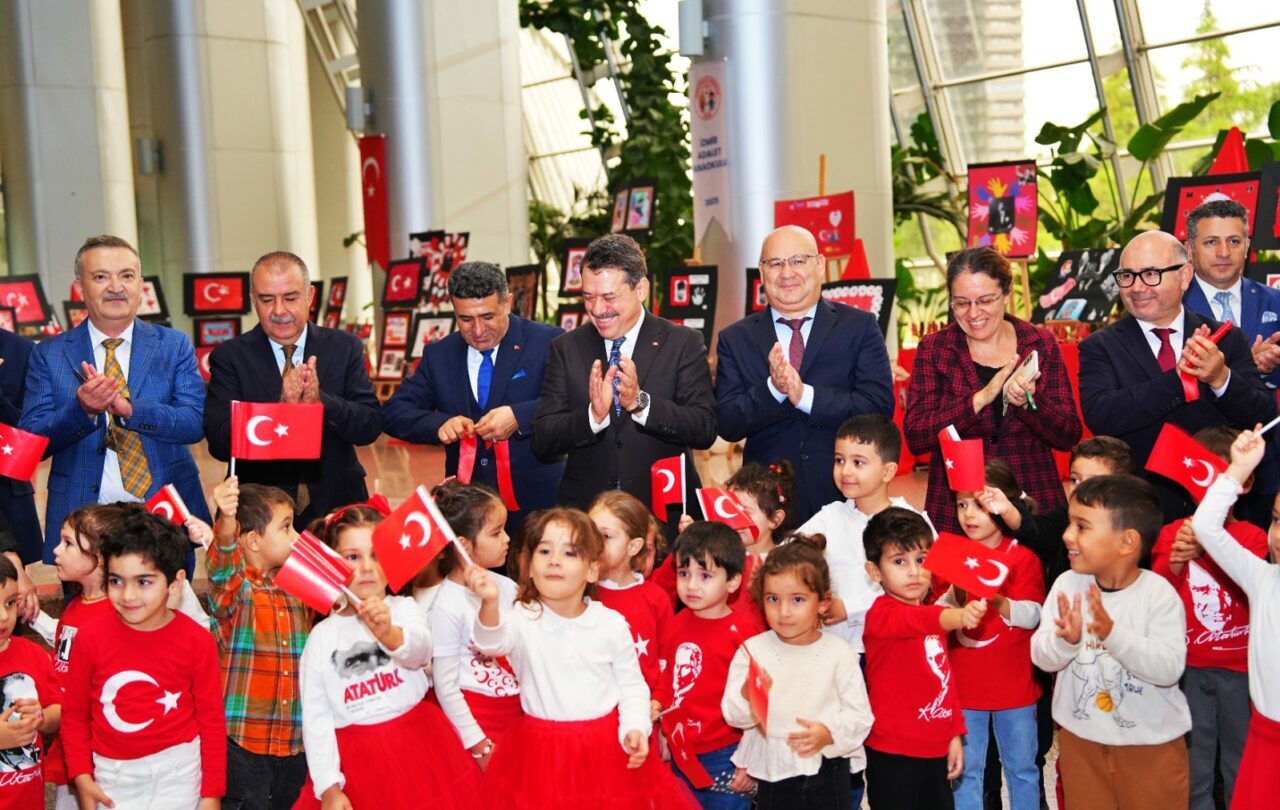 İZMİR (AA) – İzmir Adalet Anaokulu, Cumhuriyetin 102. yıl dönümü