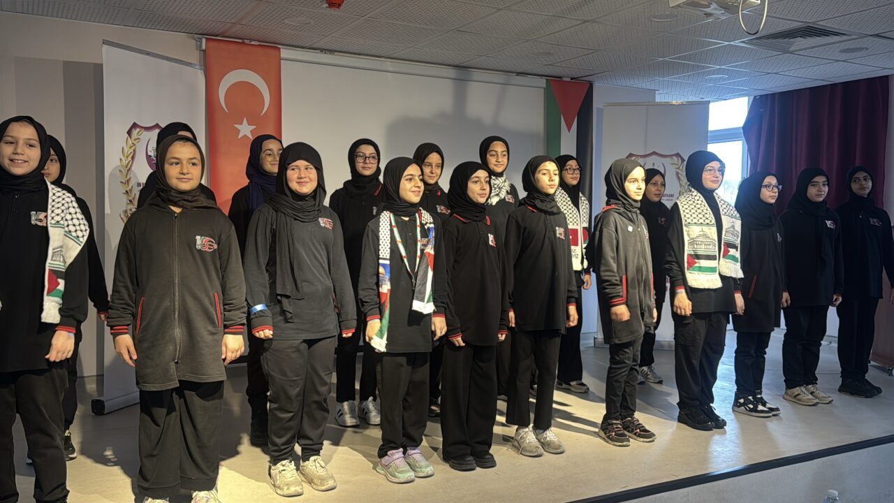 İZMİR (AA) – Türkiye genelinde tüm okullarda eş zamanlı gerçekleştirilen