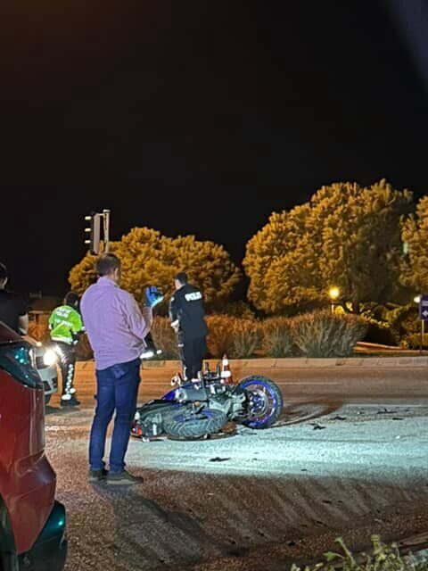 İZMİR (AA) – İzmir'in Çeşme ilçesinde, otomobil ile motosikletin çarpışması