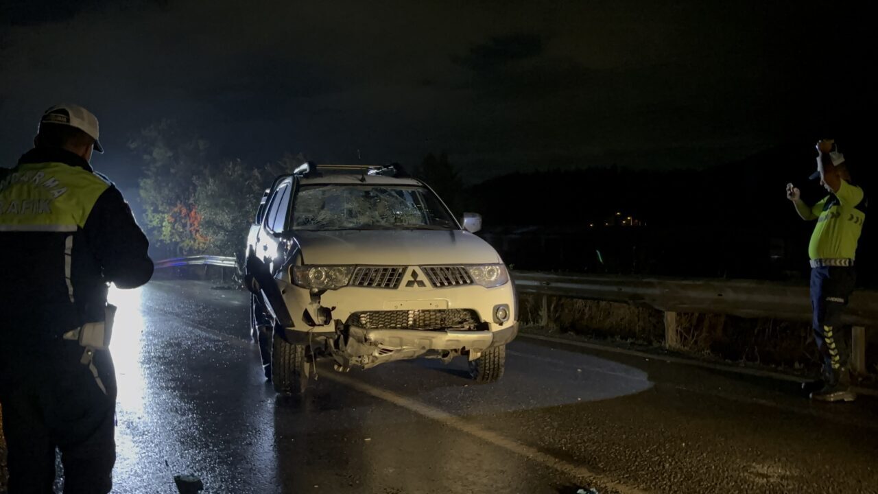 İZMİR (AA) – İzmir'in Bornova ilçesinde pikap ile elektrikli bisikletin