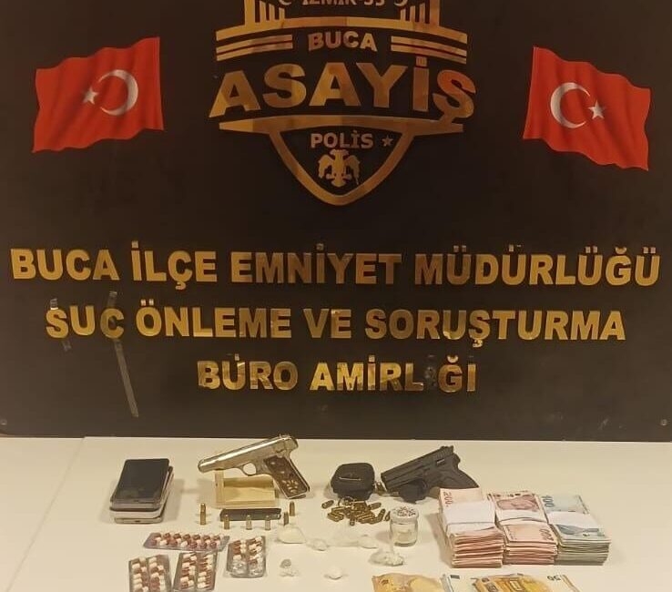 İZMİR (AA) – İzmir'in Buca ilçesindeki 2 operasyonda ruhsatsız silah