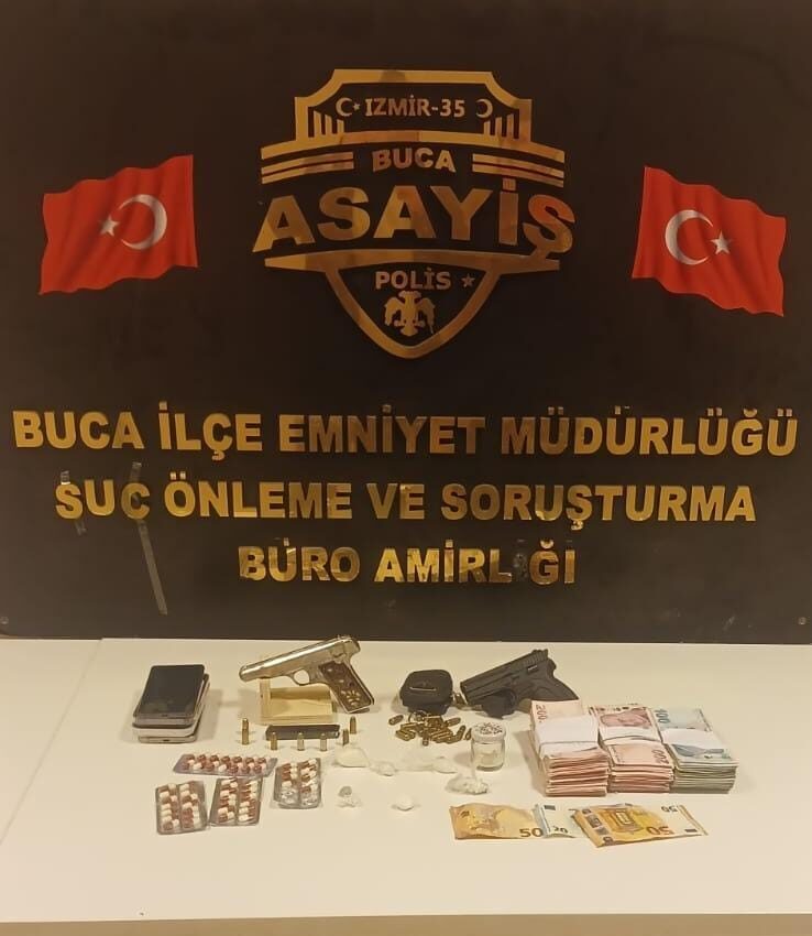 İZMİR (AA) – İzmir'in Buca ilçesindeki 2 operasyonda ruhsatsız silah