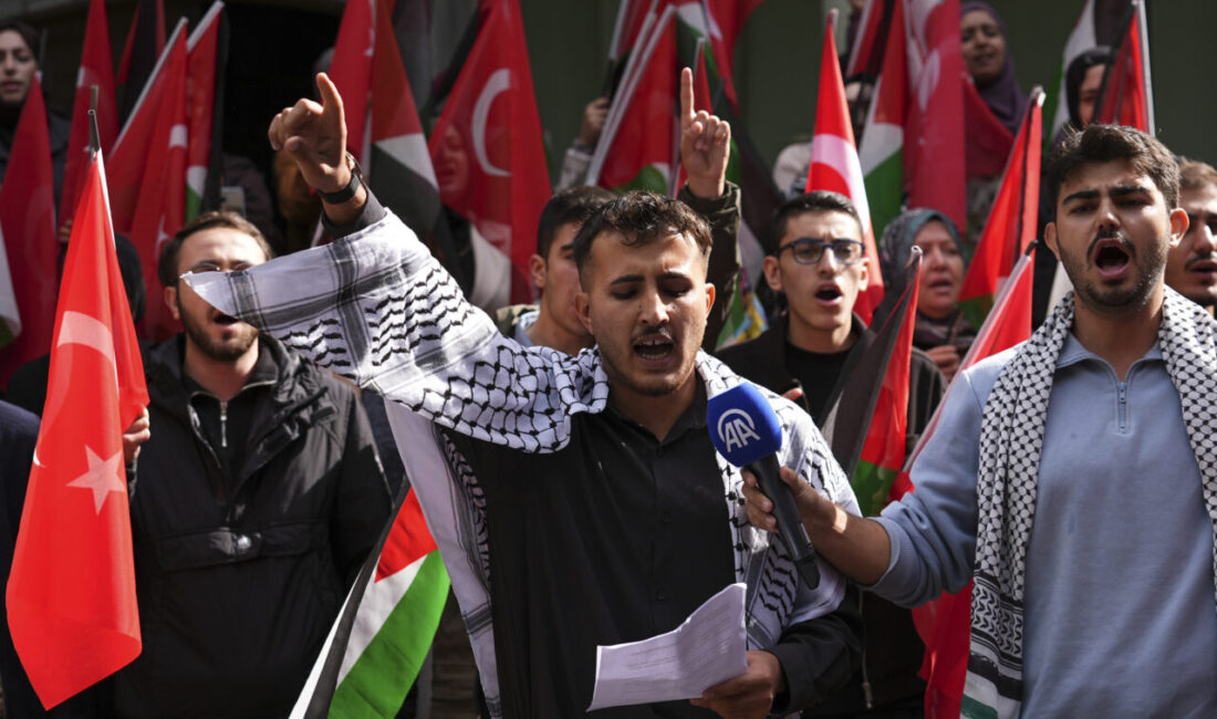 İZMİR (AA) – İzmir'de üniversite öğrencileri, İsrail'in Gazze'ye yönelik saldırıları