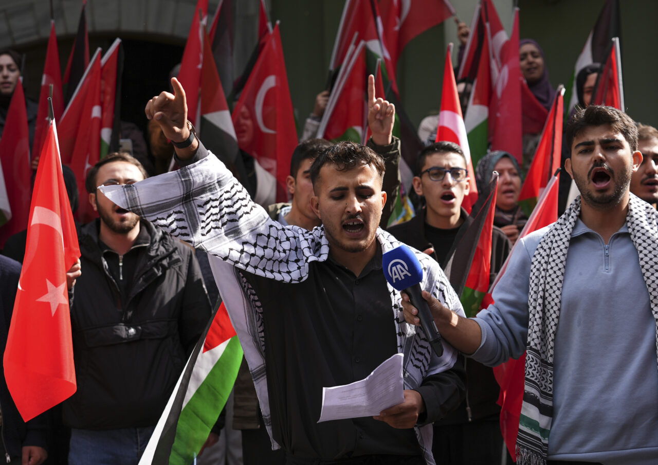İZMİR (AA) – İzmir'de üniversite öğrencileri, İsrail'in Gazze'ye yönelik saldırıları