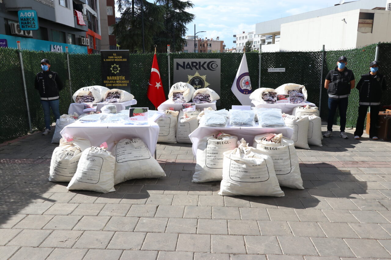 - Operasyonlarda 881 bin 974 sentetik ecza hapı, 22 kilogram