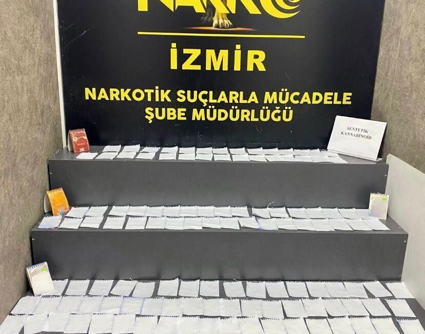 İZMİR (AA) – İzmir'in Bornova ilçesinde polis denetiminde uyuşturucuyla yakalanan