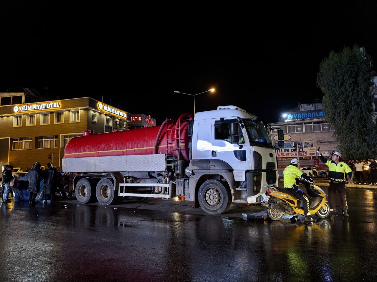 İZMİR (AA) – İzmir'in Bornova ilçesinde vidanjörle çarpışan motosikletin sürücüsü