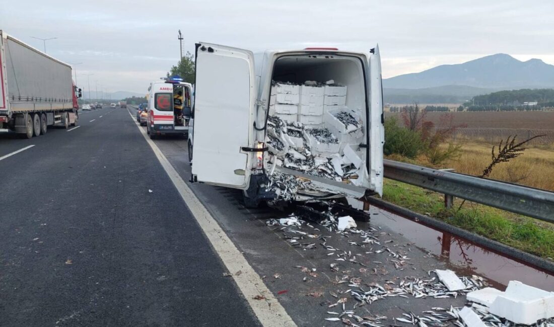 İZMİR (AA) – İzmir'in Buca ilçesinde iki panelvan ile otomobilin