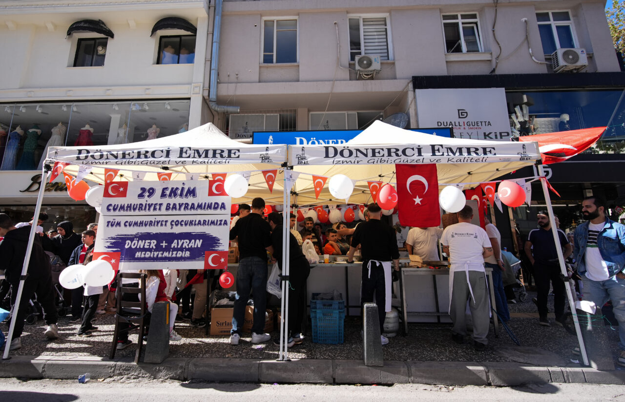 İZMİR (AA) – İzmir'in Konak ilçesinde bir dönerci, 29 Ekim