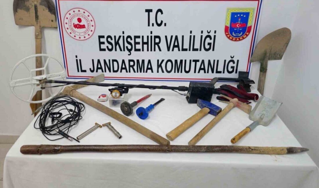 Eskişehir’in Sivrihisar ilçesinde jandarma ekiplerinin kaçak kazı yaparken suçüstü yakaladığı