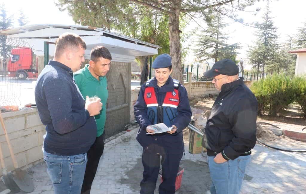 Afyonkarahisar’da jandarma ekipleri 37 vatandaşa kadına şiddetle mücadele eğitimi verildi.