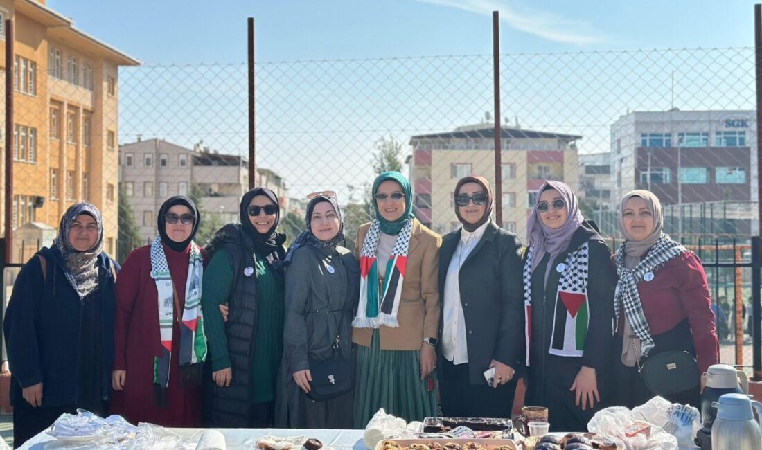İZMİR (AA) – İzmir'in Kemalpaşa ilçesinde Filistin yararına kermes düzenlendi.