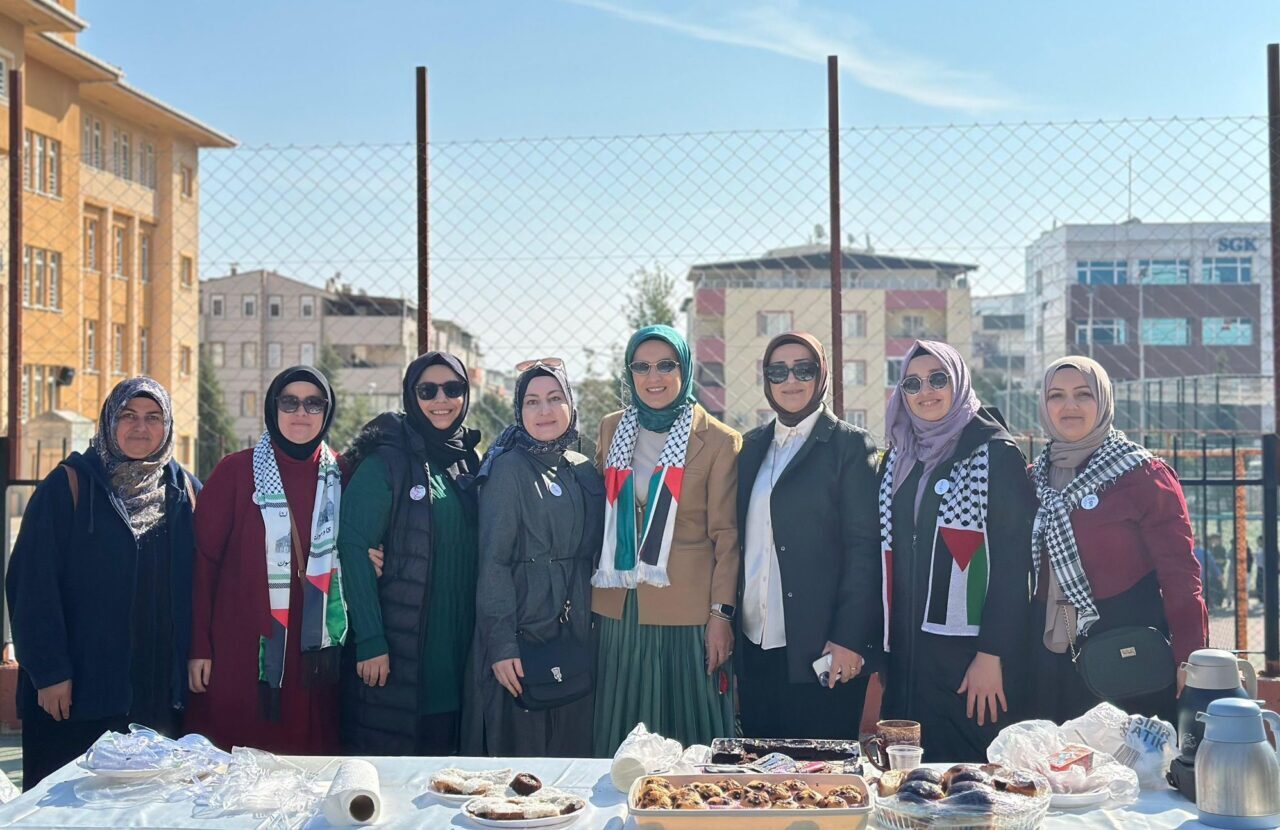 İZMİR (AA) – İzmir'in Kemalpaşa ilçesinde Filistin yararına kermes düzenlendi.