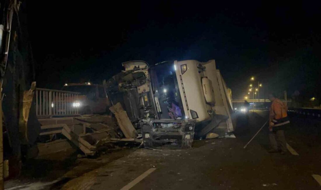 Eskişehir’de sürücüsünün kontrolünden çıkan şeker yüklü tır, bariyerleri biçtikten sonra