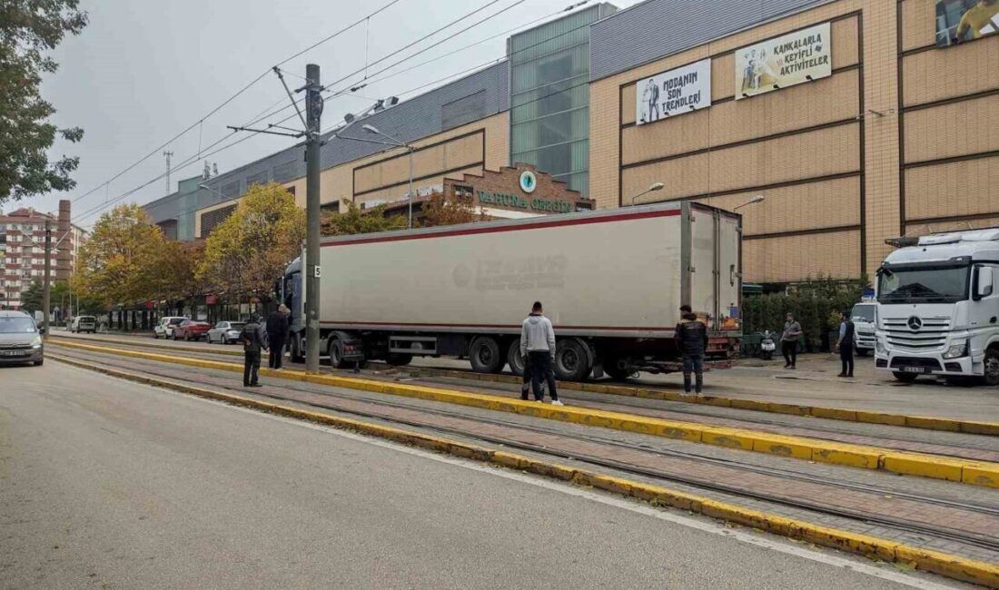 Eskişehir’de kontrolden çıkan tırın tramvay yoluna girdiği kaza sonucunda maddi