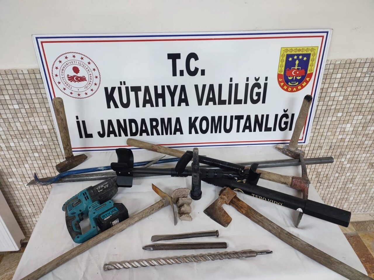 KÜTAHYA (AA) – Kütahya'nın Emet ilçesinde, kaçak kazı yapan 9