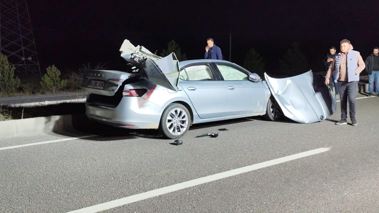 KÜTAHYA (AA) – Kütahya'nın Tavşanlı ilçesinde, kamyonla çarpışan otomobildeki sürücü