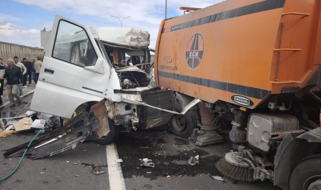 KÜTAHYA (AA) – Kütahya'da karavan minibüs ile otomobilin, yol temizliği