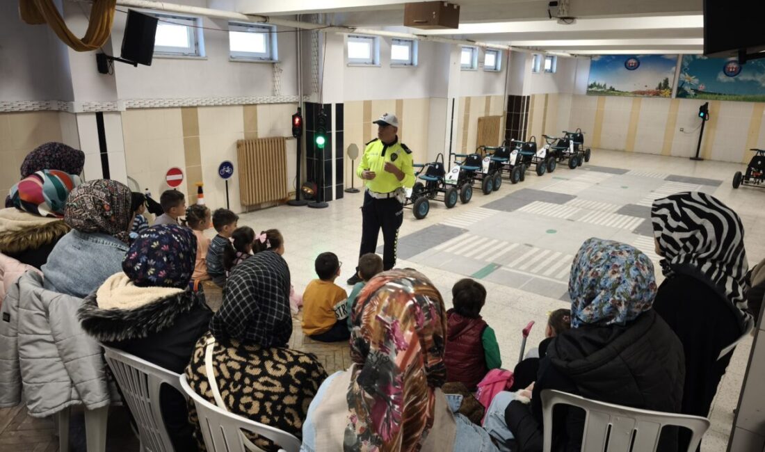 KÜTAHYA (AA) – Kütahya'da öğrencilere ve velilerine yönelik uygulamalı trafik