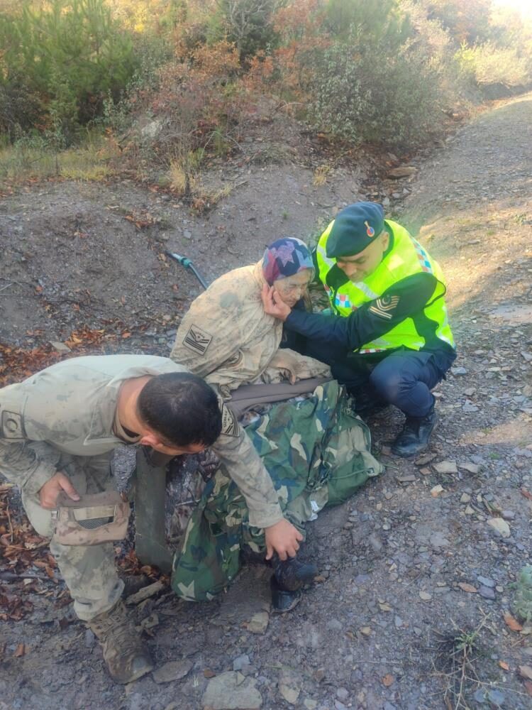 KÜTAHYA (AA) – Kütahya'da, kuşburnu toplamak için gittiği ormanda kaybolan