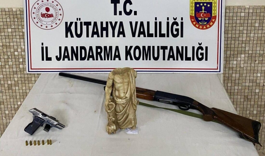 KÜTAHYA (AA) – Kütahya'nın Emet ilçesinde, evinde Roma dönemine ait
