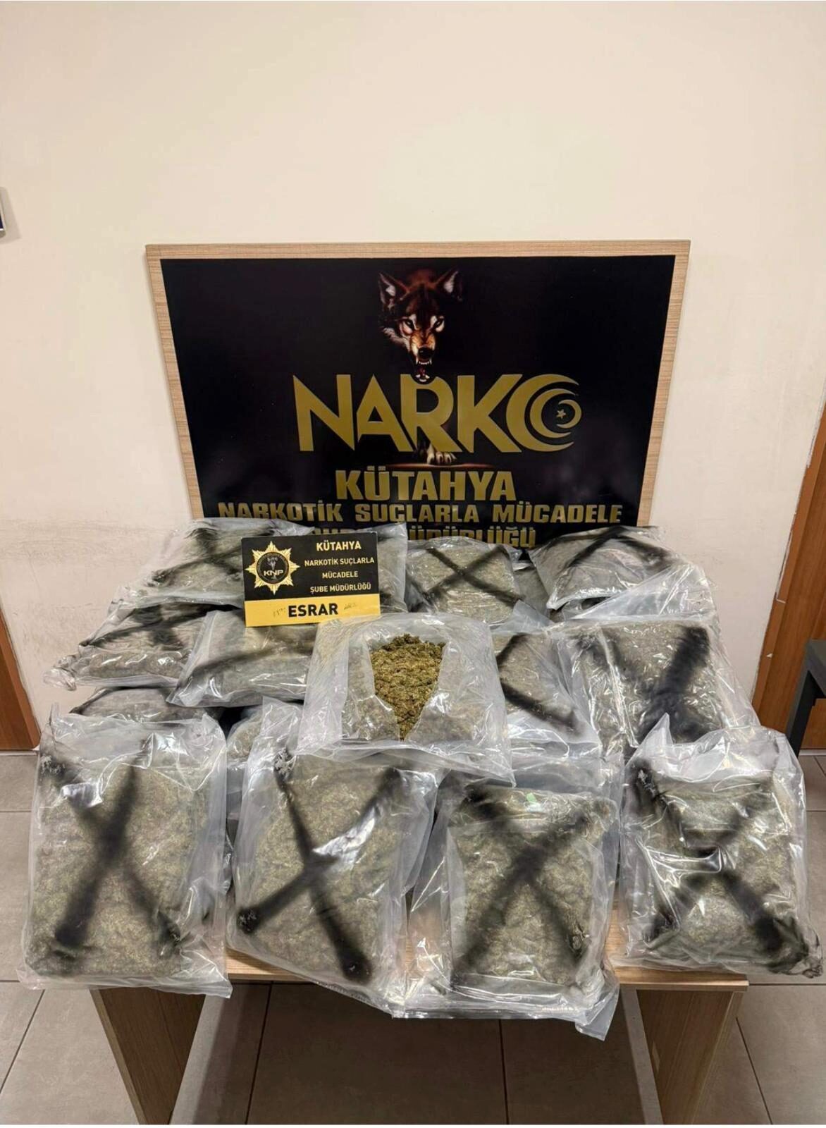 KÜTAHYA (AA) – Kütahya'da vakumlu torbalar içinde 33 kilo 300